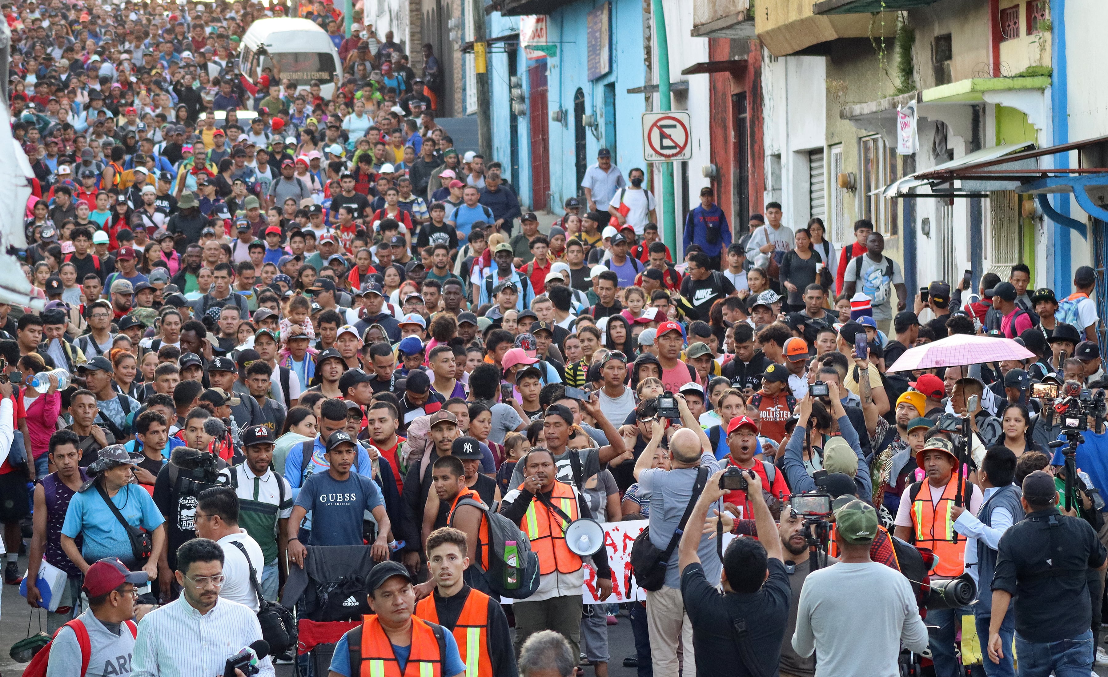 Migrantes parten en caravana rumbo a EE UU, el 5 de noviembre, desde el municipio de Tapachula en el estado de Chiapas (México).