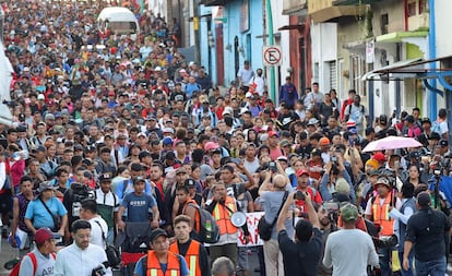 Migrantes parten en caravana rumbo a EE UU, el 5 de noviembre, desde el municipio de Tapachula en el estado de Chiapas (México).