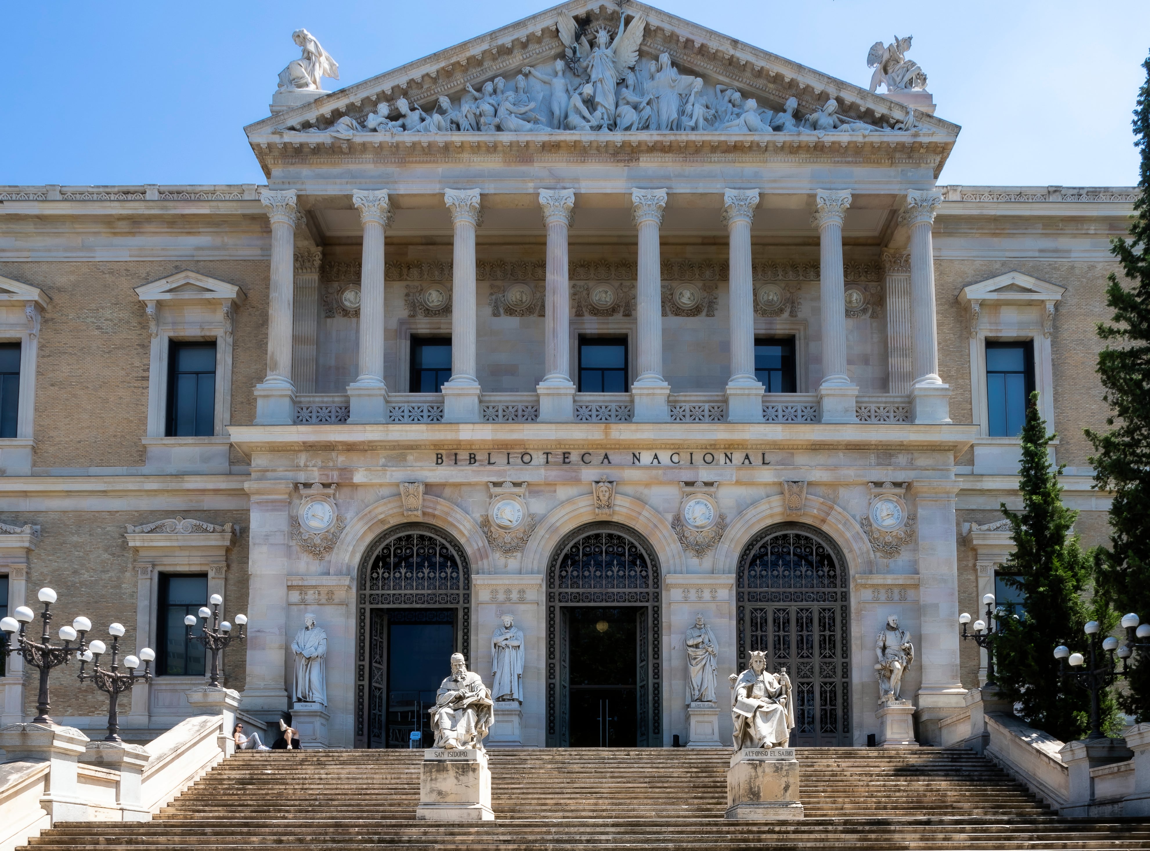 El obispo Isidoro de Sevilla o Alfonso X El Sabio son algunos de los personajes ilustres que reciben al público en la escalinata principal del edificio. 