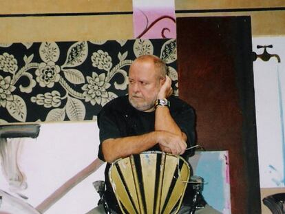 El pintor Juan Giralt, padre del escritor Marcos Giralt Torrente, ante una de sus obras.