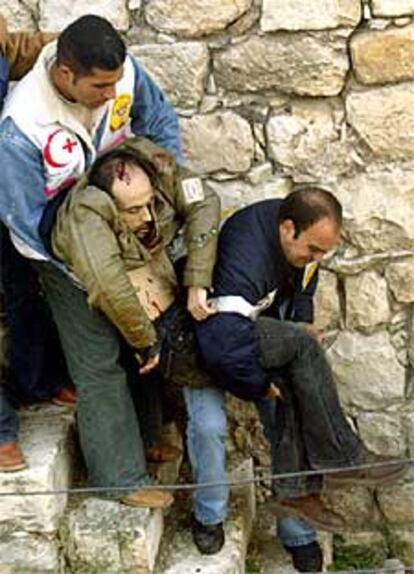 Unos palestinos retiran el cuerpo de uno de los muertos ayer en Nablús.