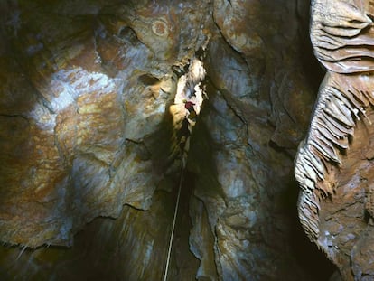 Geologist Raúl Pérez climbs down into CJ-3.