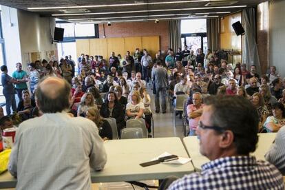 Trabajadores de Panrico reunidos ayer en Santa Perp&egrave;tua.