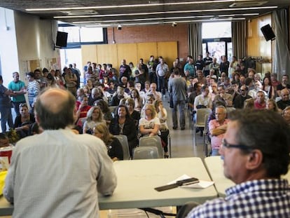 Trabajadores de Panrico reunidos ayer en Santa Perp&egrave;tua.