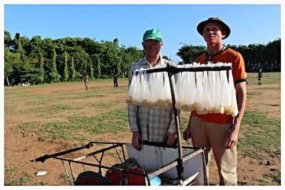 Dos albinos junto al carrito de azúcar con el que se ganan la vida.