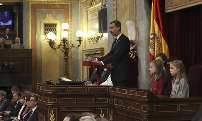 La princesa de Asturias y la infanta Leonor escuchan el discurso de su padre en el Congreso, donde preside la solemne ceremonia de apertura de las Cortes en la XII Legislatura. Una ceremonia que se ha convertido en el primer acto político al que han asistido la heredera de la corona española y su hermana.