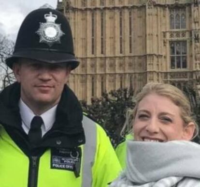 La foto de Staci Martin con el polic&iacute;a Keith Palmer.