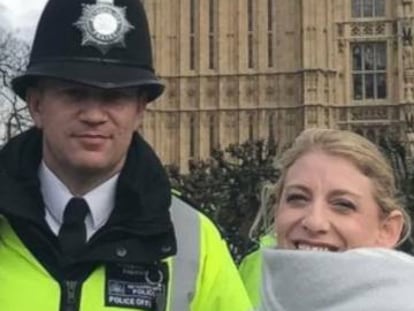 La foto de Staci Martin con el polic&iacute;a Keith Palmer.