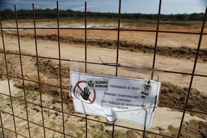 Obras de lo que parece una balsa cerca del pueblo de Retortillo. Antes era un encinar.