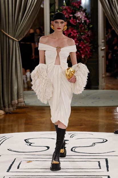 Una de las propuestas de la colección para la próxima temporada de Schiaparelli, presentada en su desfile del 28 de septiembre de 2023 en la semana de la moda de París.