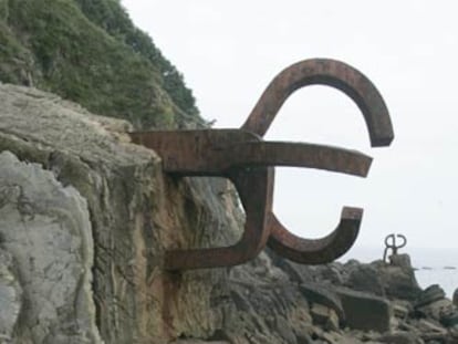 Una pareja junto al <i>Peine del viento,</i> de Eduardo Chillida, en San Sebastián.