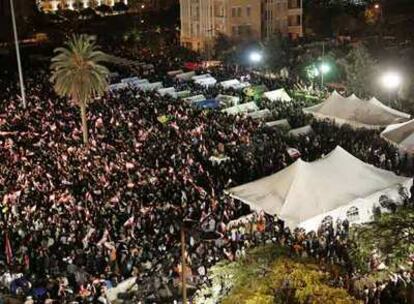 Cientos de manifestantes de Hezbolá se manifestaron contra el gobierno libanes en el centro de Beirut.