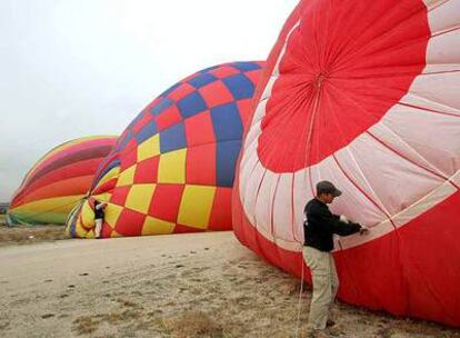 Varios globos se elevan ayer en Villanueva del Pardillo.