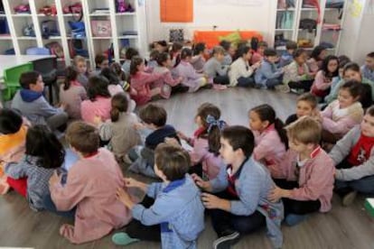 Sesión de masaje en el colegio San Félix de Ortuella (Bizkaia).