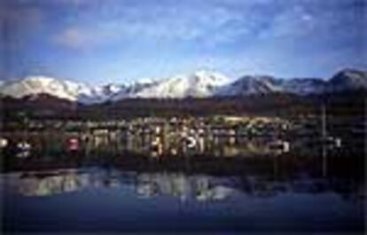 Ushuaia, considerada la ciudad más austral del mundo, se encuentra al pie de la cadena montañosa de Martial, que se refleja en la bahía.