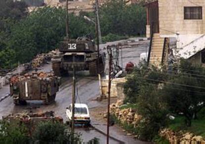 Tanques israelíes en Ramala, esta madrugada.