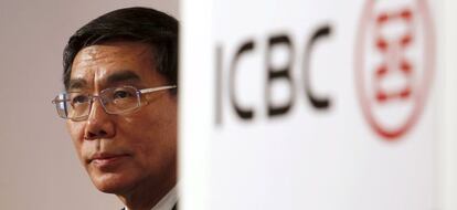 Un directivo de ICBC junto al logotipo del banco chino