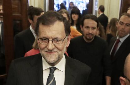 Mariano Rajoy num corredor do Congresso, em 26 de outubro. Atrás dele, Pablo Iglesias.