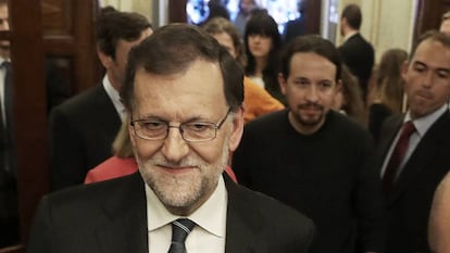 Mariano Rajoy num corredor do Congresso, em 26 de outubro. Atrás dele, Pablo Iglesias.