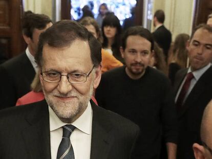 Mariano Rajoy num corredor do Congresso, em 26 de outubro. Atrás dele, Pablo Iglesias.