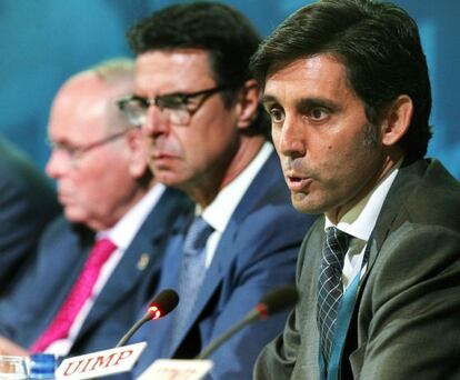 El consejero delegado de Telefónica, José María Álvarez- Pallete, junto al ministro de Industria, José Manuel Soria, y el rector de la Universidad Internacional Menéndez Pelayo de Santander, César Nombela.