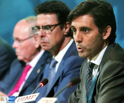 El consejero delegado de Telef&oacute;nica, Jos&eacute; Mar&iacute;a &Aacute;lvarez- Pallete, junto al ministro de Industria, Jos&eacute; Manuel Soria, y el rector de la Universidad Internacional Men&eacute;ndez Pelayo de Santander, C&eacute;sar Nombela.