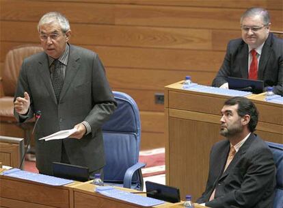 Anxo Quintana (a la derecha), escucha la intervención de Emilio Pérez Touriño, ayer en el Parlamento.