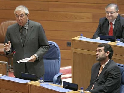 Anxo Quintana (a la derecha), escucha la intervención de Emilio Pérez Touriño, ayer en el Parlamento.