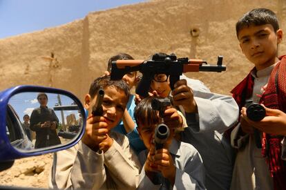 Un grupo de niños afganos juega con pistolas de plástico en Herat, el 4 de junio de 2019.