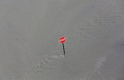 El agua cubre las carreteras en Detroit (EE UU).