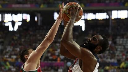 Harden lanza a canasta ante Ramos en el partido contra México.