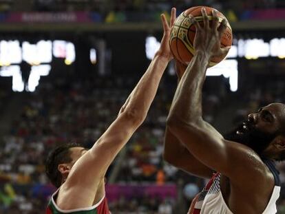 Harden lanza a canasta ante Ramos en el partido contra M&eacute;xico.