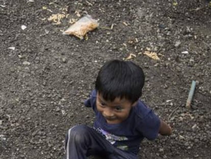 Un niño juega en el piso en Chiapas.