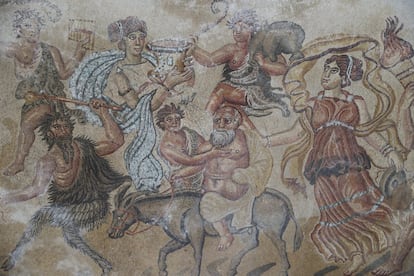 Detalle del mosaico del salón ('triclinium') de la villa romana de Noheda. Forma parte del Cortejo dionisiaco y en él se distinguen centauros, músicos, sátiros y a Sileno, representado como un anciano montado sobre un burro.