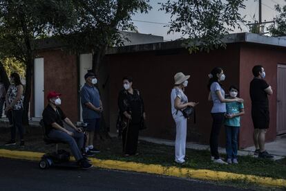 Habitantes de la colonia Paseo Residencial de Monterrey, Nuevo León, acuden a emitir su voto este 6 de junio.