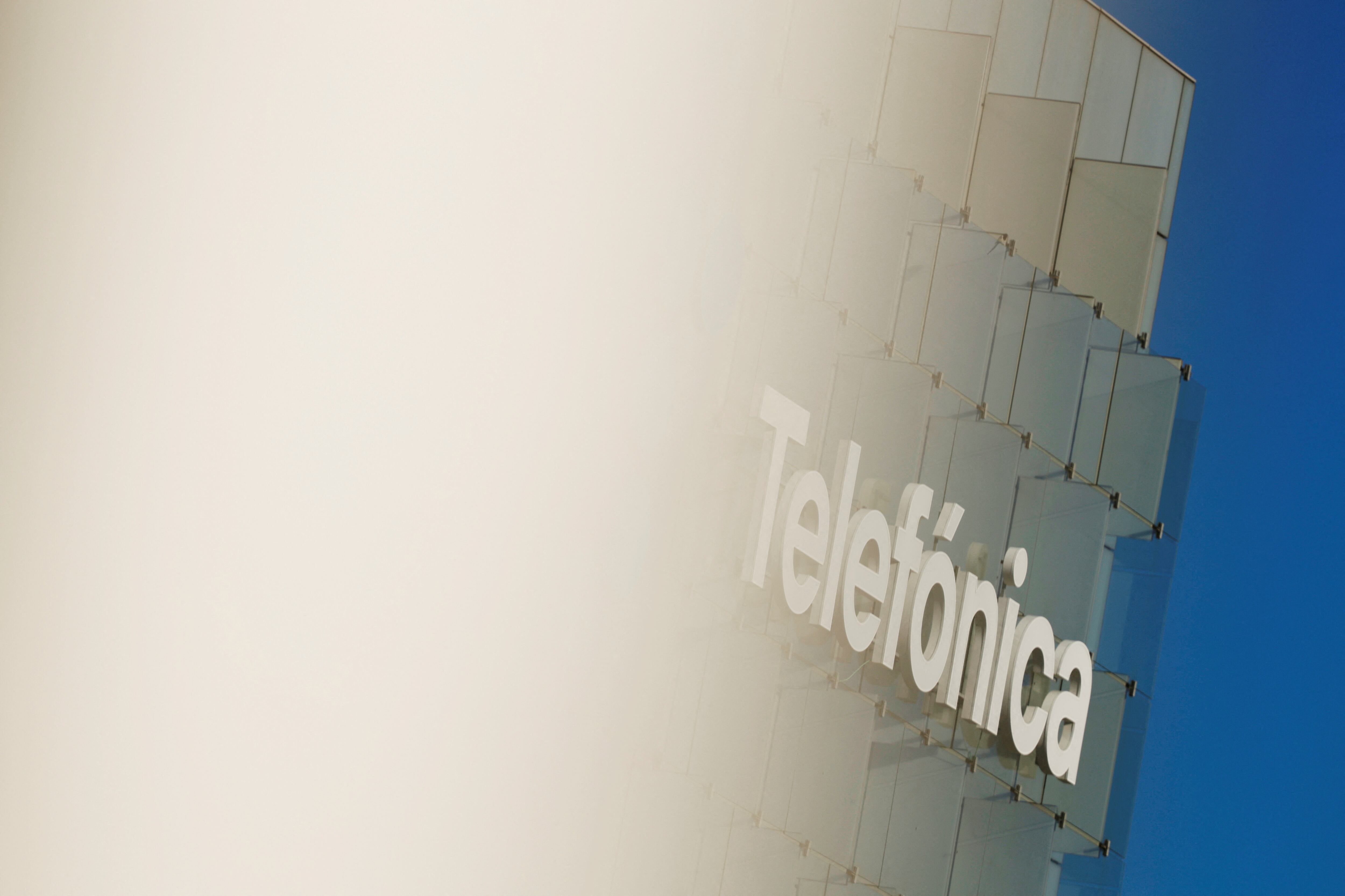 Telefónica recibe interés por su negocio en Argentina en pleno avance del plan de desregulación de Milei