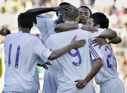 Soldado es felicitado por sus compañeros tras el primer gol del Madrid.