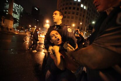 Un policía detiene a un manifestante que apoya la huelga de maestros del sector público, 7 de octubre de 2013, en Río de Janeiro (Brasil).