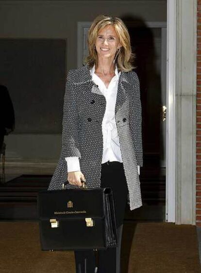 Cristina Garmendia, con su cartera ministerial, llega a La Moncloa para su primer Consejo de Ministros.