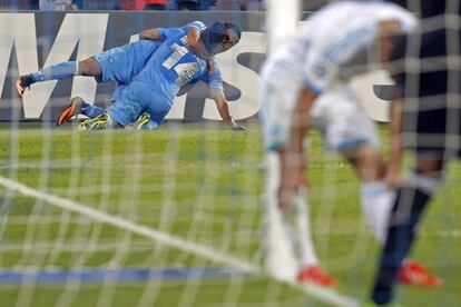 Higuaín celebra un gol con Dries Mertens.