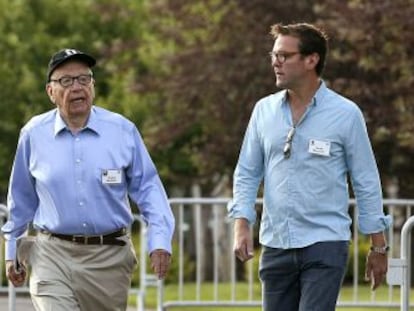 Rupert Murdoch, entre sus hijos Lachlan (izquierda) y James, en julio.