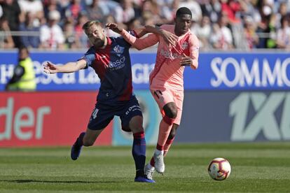 Ousmane Dembele, a la derecha, y Jorge Pulido luchan por la pelota.