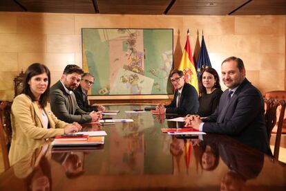 Reunión entre representantes de ERC y el PSOE para pactar la investidura.