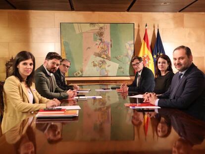 Reunión entre representantes de ERC y el PSOE para pactar la investidura.