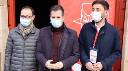 En el centro, el secretario general del PSOE en Castilla y León, Luis Tudanca