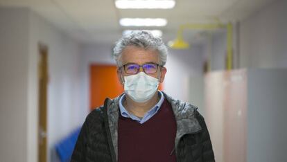 El especialista en malaria Jose Manuel Bautista, en el campus de la Complutense, la semana pasada.