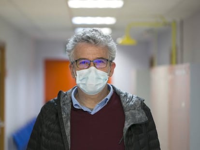 El especialista en malaria Jose Manuel Bautista, en el campus de la Complutense, la semana pasada.
