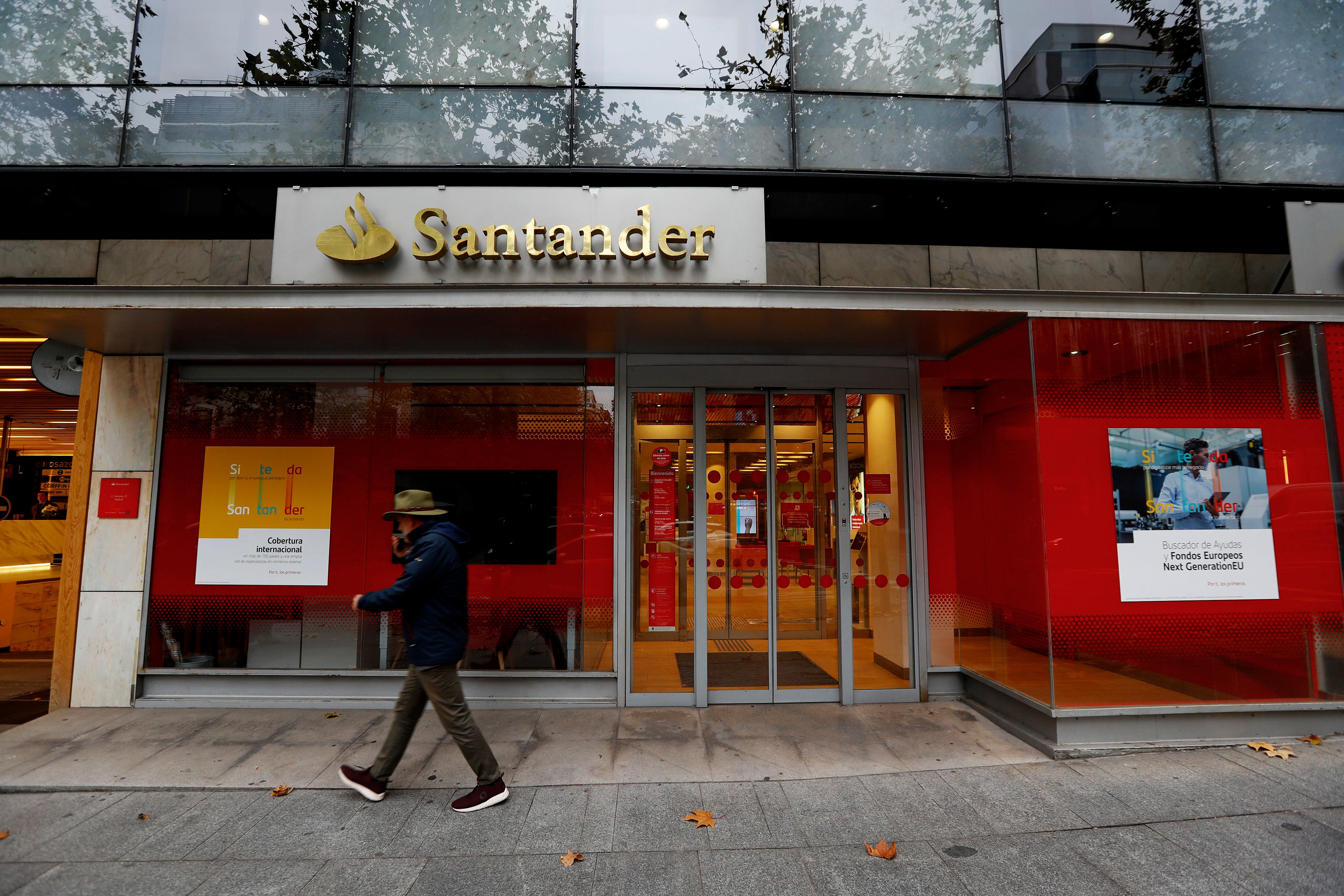 Imagen de una fachada del Banco Santander en Madrid. 