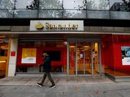 Imagen de una fachada del Banco Santander en Madrid.