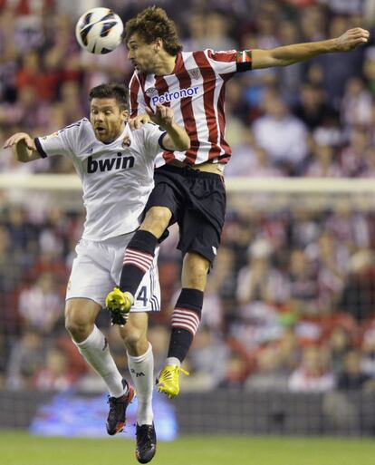 Llorente gana en un pulso aéreo a Xabi Alonso.